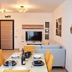 Mimosa Luxury 160 N Pool Apartment Năvodari